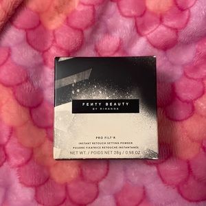 Fenty Beauty Instant Retouch Setting Powder : Honey